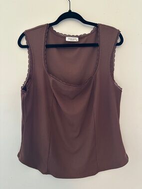 Sleeveless Lace-Trim Tank Top in Brown